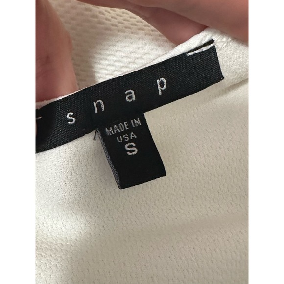Snap white textured short sleeves crop top size small - Picture 4 of 9
